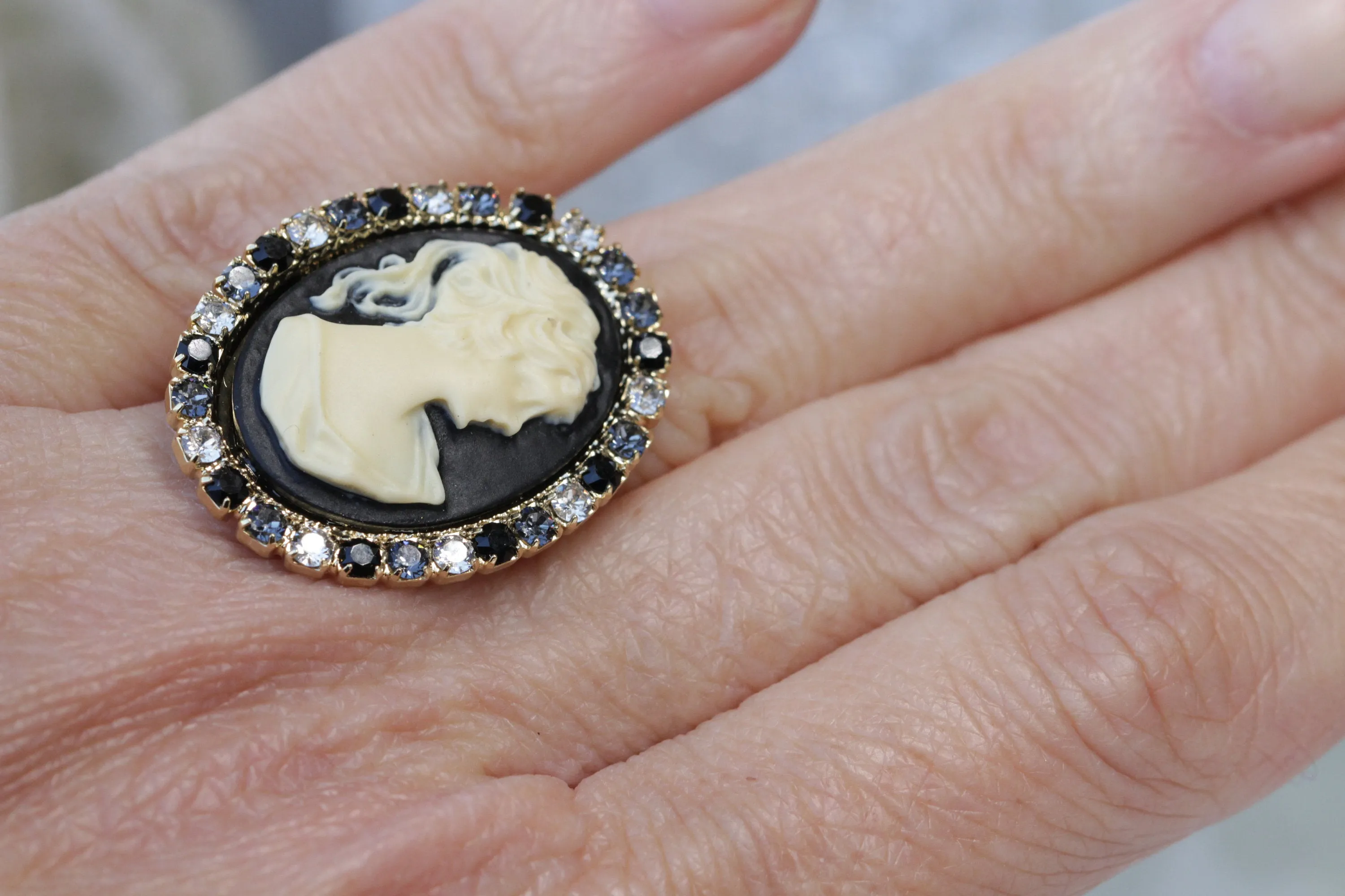 BLACK CAMEO RING