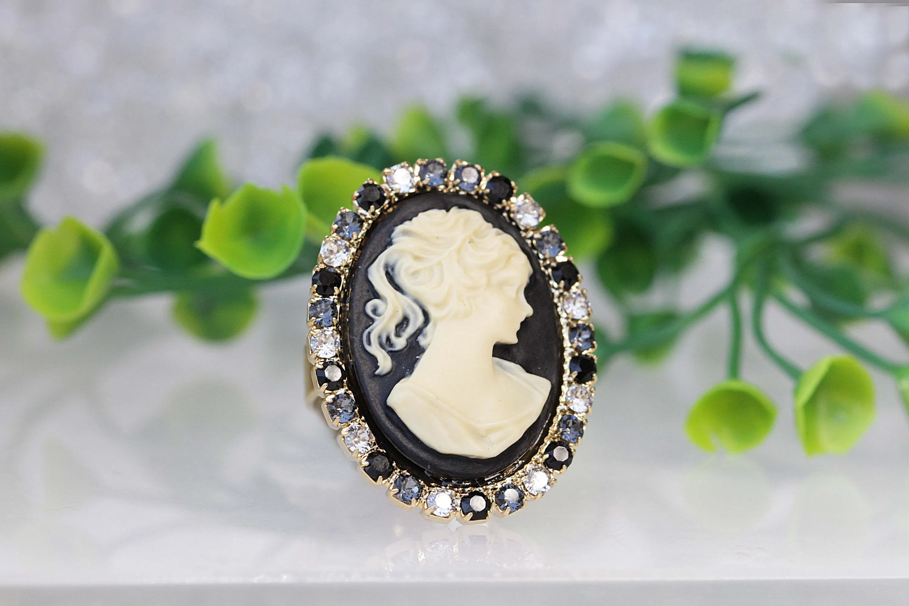 BLACK CAMEO RING